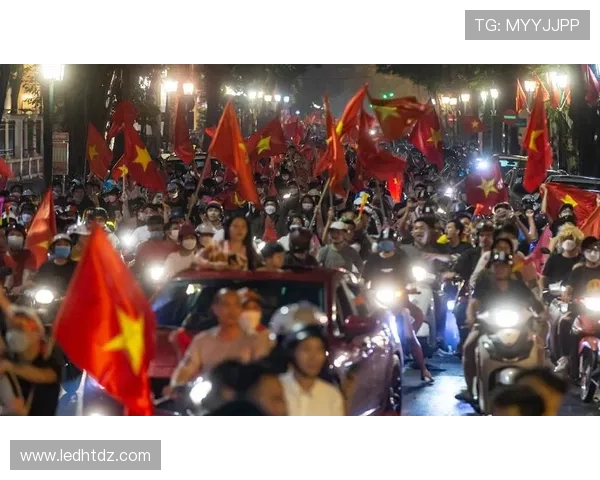 震撼数万越南球迷街头观战吃喝